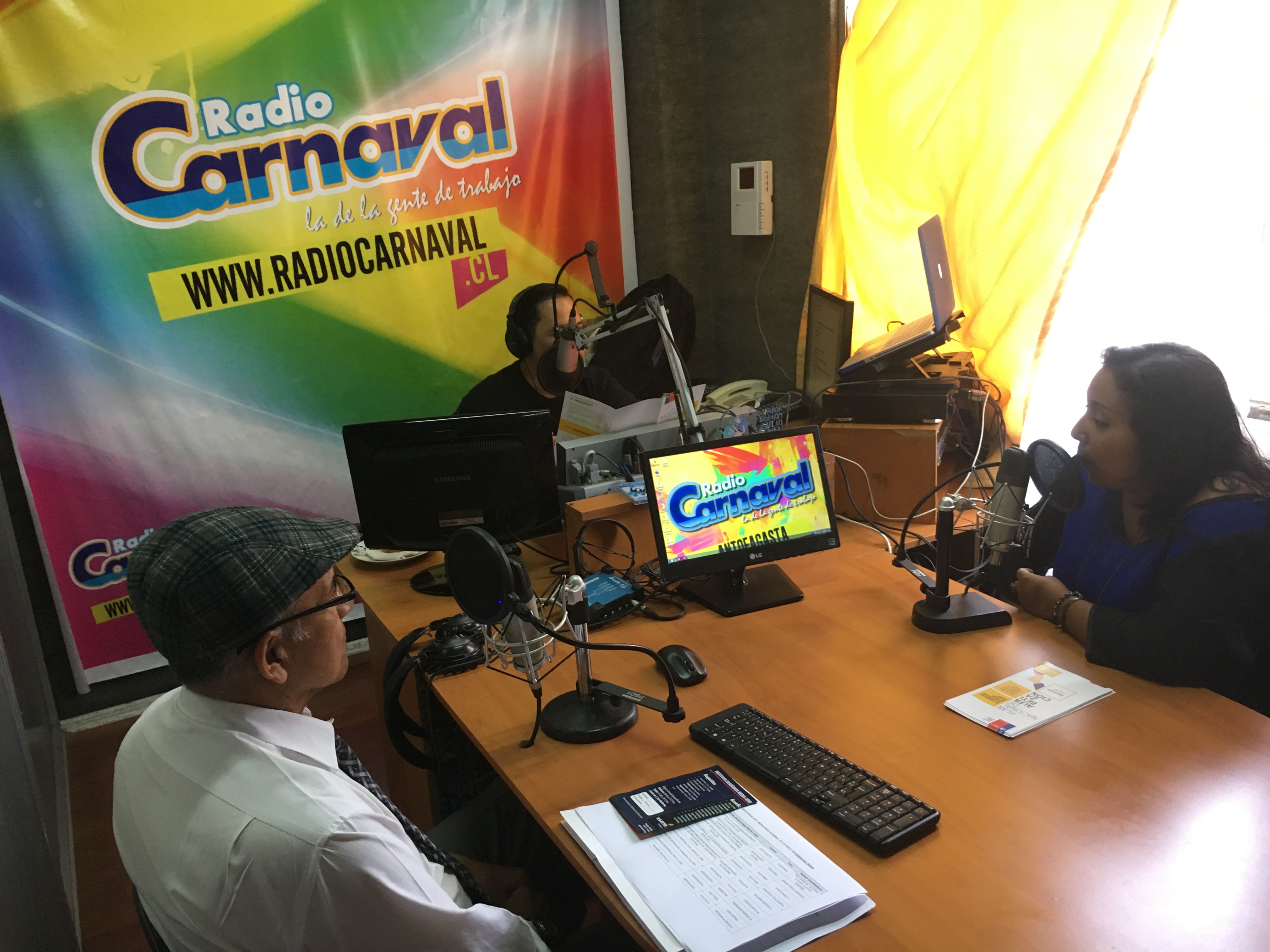Entrevista en vivo en Radio Carnaval de equipo de fortalecimiento y
